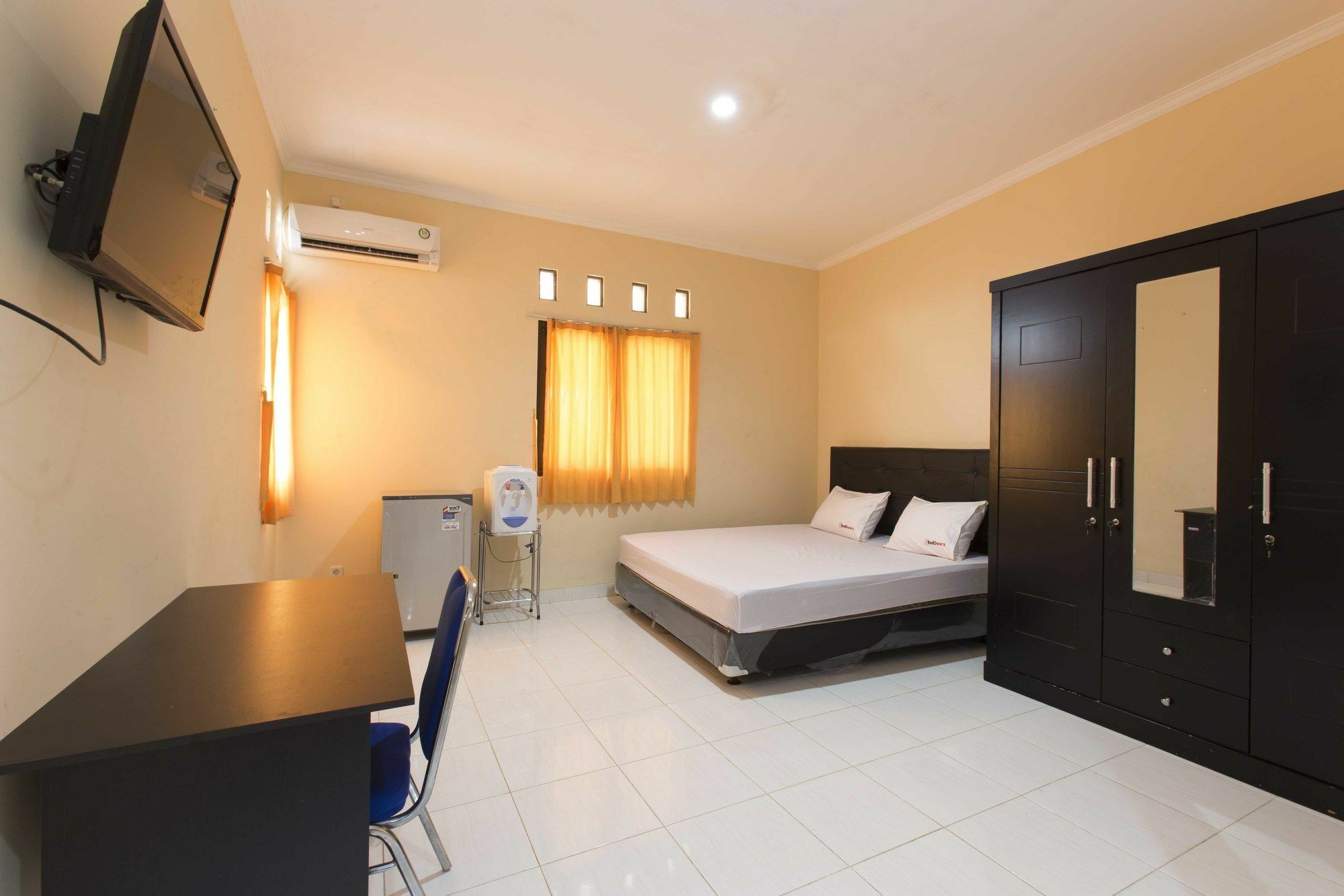 Reddoorz @ Utan Kayu Hotel